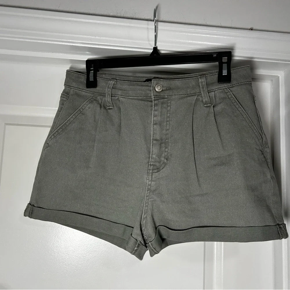 BCBG Gray‎ Pleated Trouser Shorts
